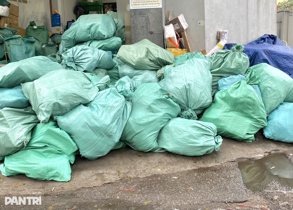 Đơn hàng chất đống dịp cận Tết, khách ngóng shipper từng giờ - 1