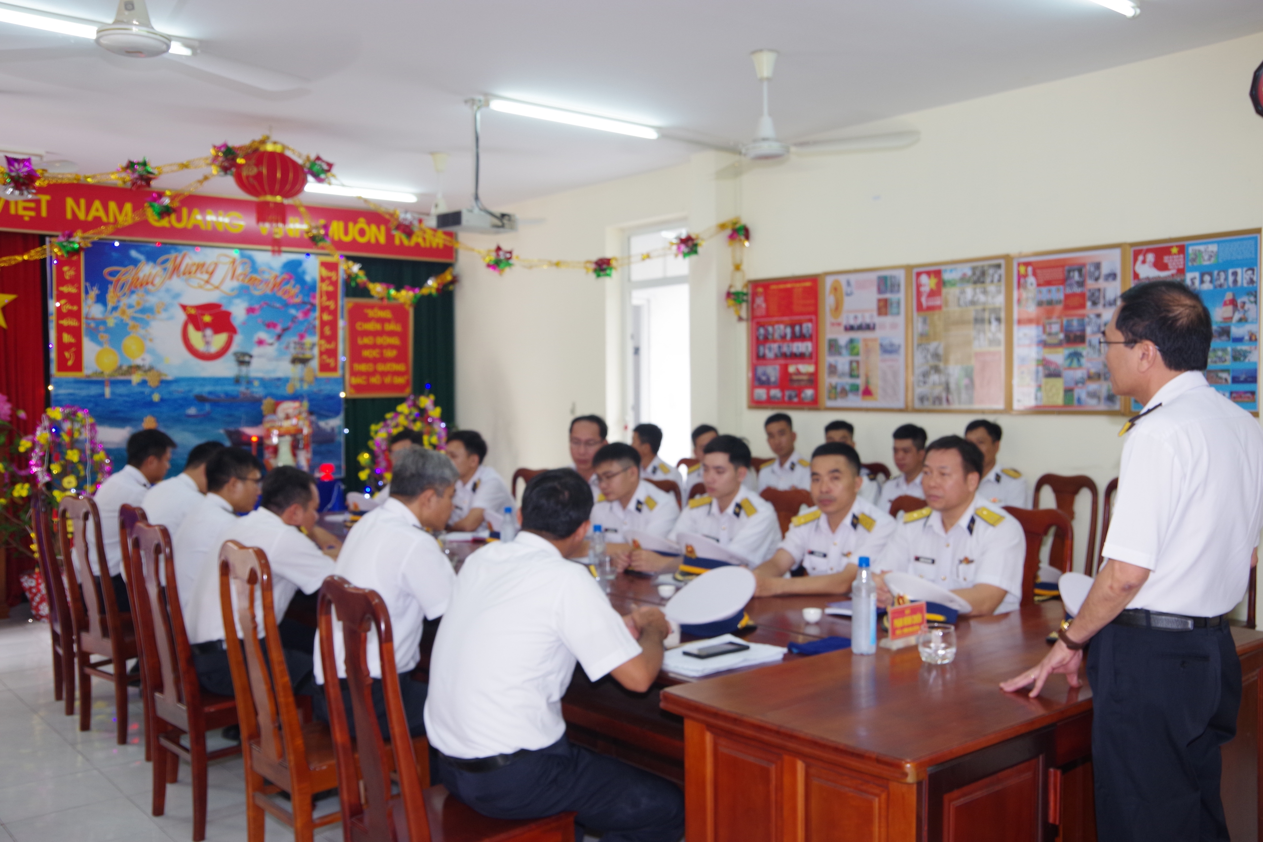 Đón tết nơi đầu sóng- Ảnh 1.