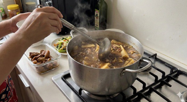 Canh măng hay những loại đồ ăn mặn cũng không nên đun đi đun lại nhiều lần. Ảnh minh họa AI.