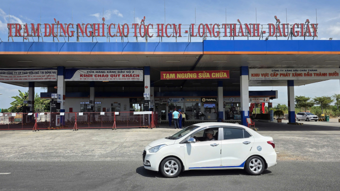 Cửa hàng xăng dầu đóng cửa từ ngày 24/1 khiến đoạn đường từ TP HCM ra đến Phan Thiết không có trạm tiếp nhiên liệu. Ảnh: Phước Tuấn