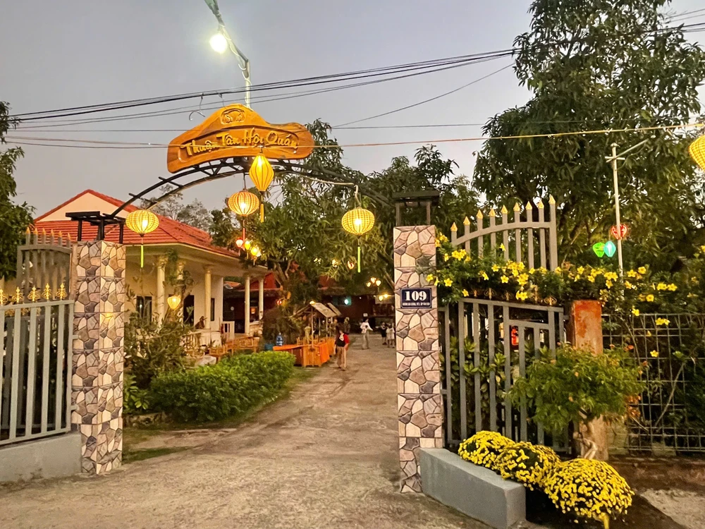 Nhằm phục vụ quý bà con và du khách du xuân, tham quan - trải nghiệm phiên chợ quê ngày Tết, Không gian trải nghiệm "Đêm Tân Thuận Tây" vẫn hoạt động ngày 21-2 (Mùng 5 Tết) từ 14h00 - 20h00 tại Thuận Tân Hội quán (Đường Bãi Giồng, khóm Tân Dân, phường Cao Lãnh, Đồng Tháp) dem-tan-thuan-tay-du-lich-dong-thap-3.JPG