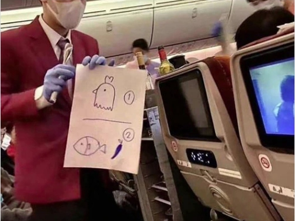 Dòng chữ tiếng Việt ở tờ giấy của tiếp viên hàng không làm khách bật cười - 2