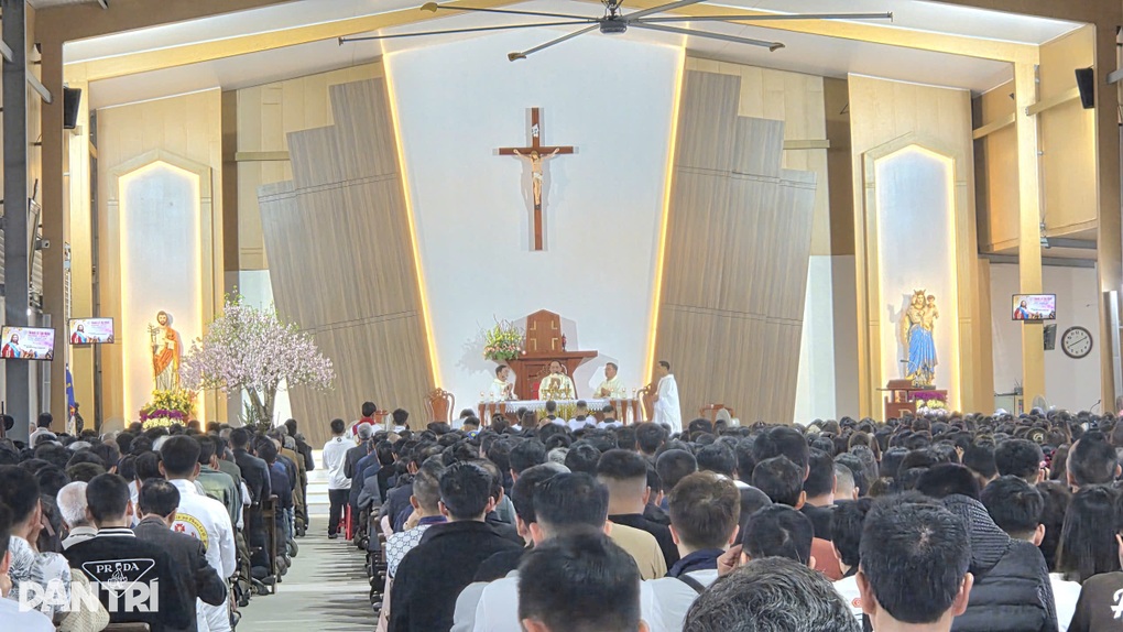 Đông đảo khách thập phương đổ về thánh đường đầu năm - 1