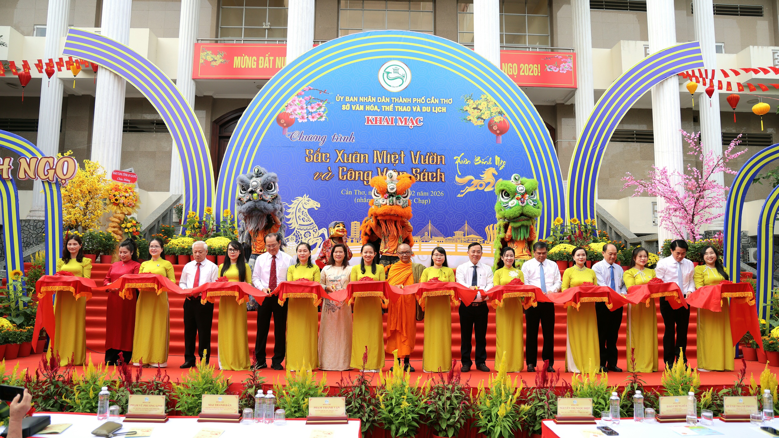 Đông nghẹt người đến xem hội xuân kiểu ‘miệt vườn’ tại Cần Thơ - Ảnh 1.