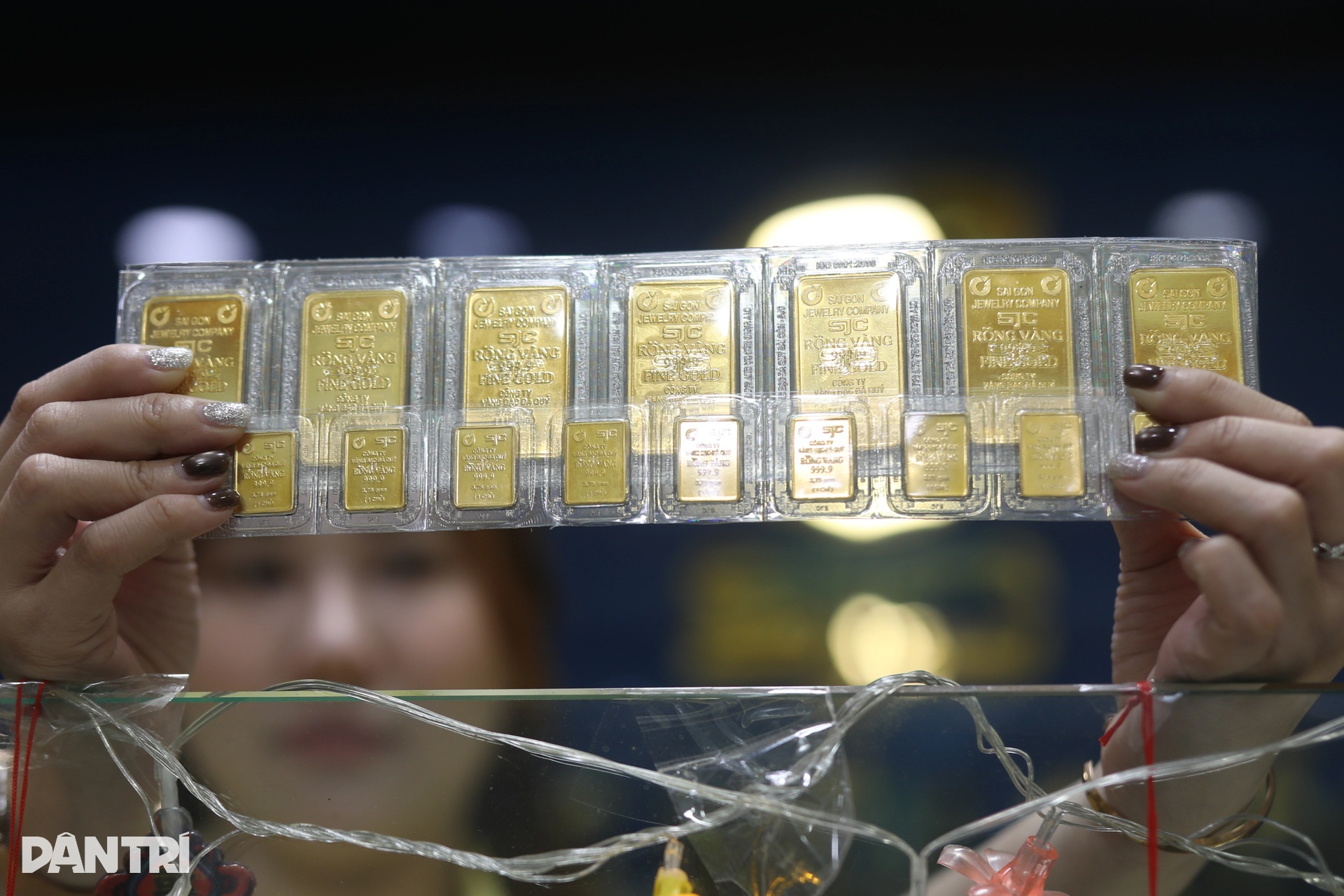 Dòng người đội mưa mua vàng ngày vía Thần Tài, vàng miếng mini cháy hàng - 1