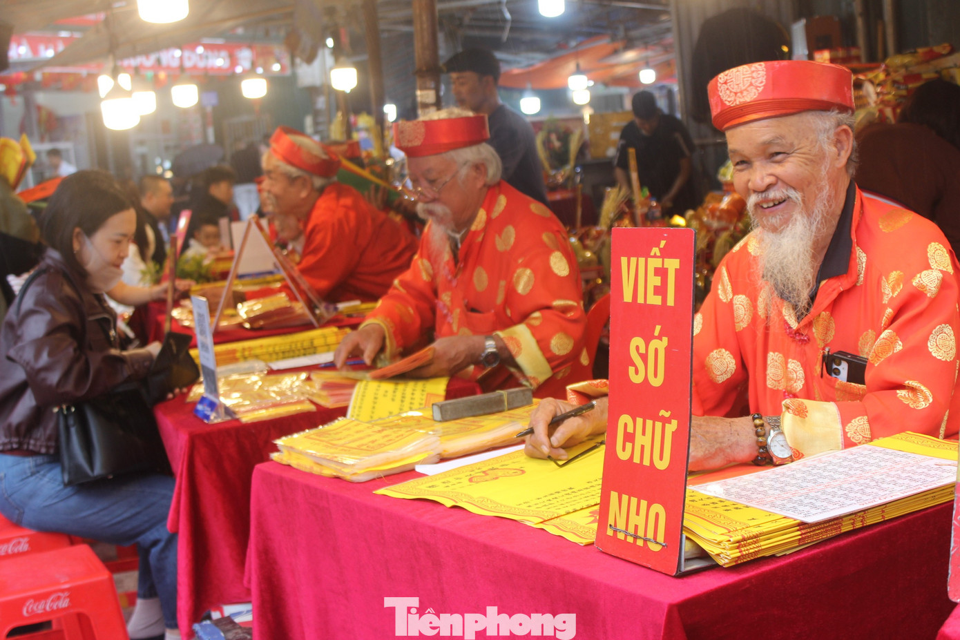 Dòng người xếp hàng, đội mưa du xuân Hà Nội mùng 6 Tết- Ảnh 2.