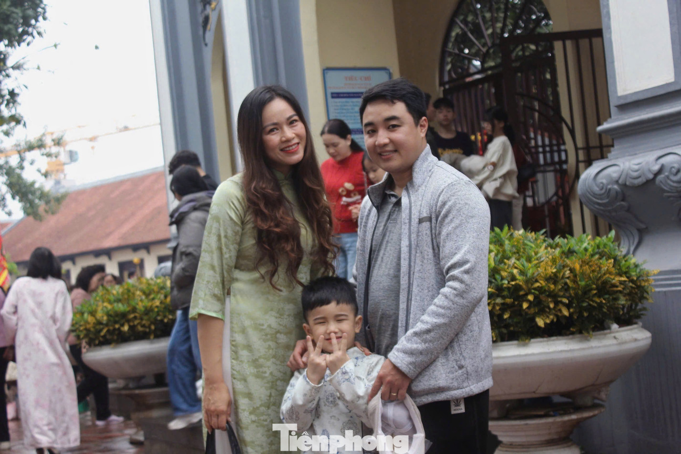 Dòng người xếp hàng, đội mưa du xuân Hà Nội mùng 6 Tết- Ảnh 1.