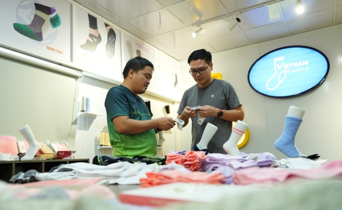 Ông Phạm Chí Nhu, CEO Coolmate, làm việc với nhà máy sản xuất về sản phẩm tất mới để bán trên Amazon. Ảnh: Coolmate