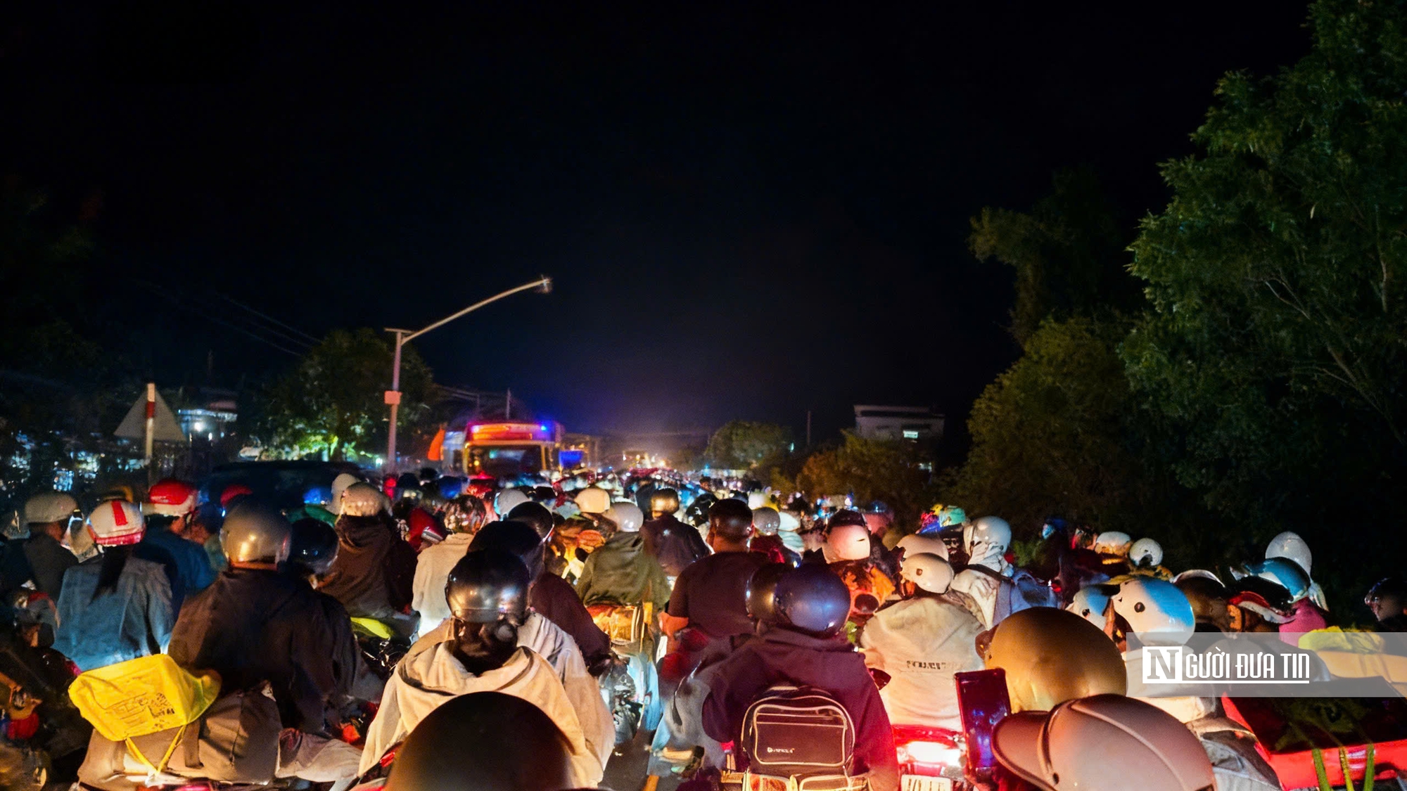 Dòng xe nối dài về quê, ai cũng chỉ mong kịp bữa cơm sum họp- Ảnh 1.