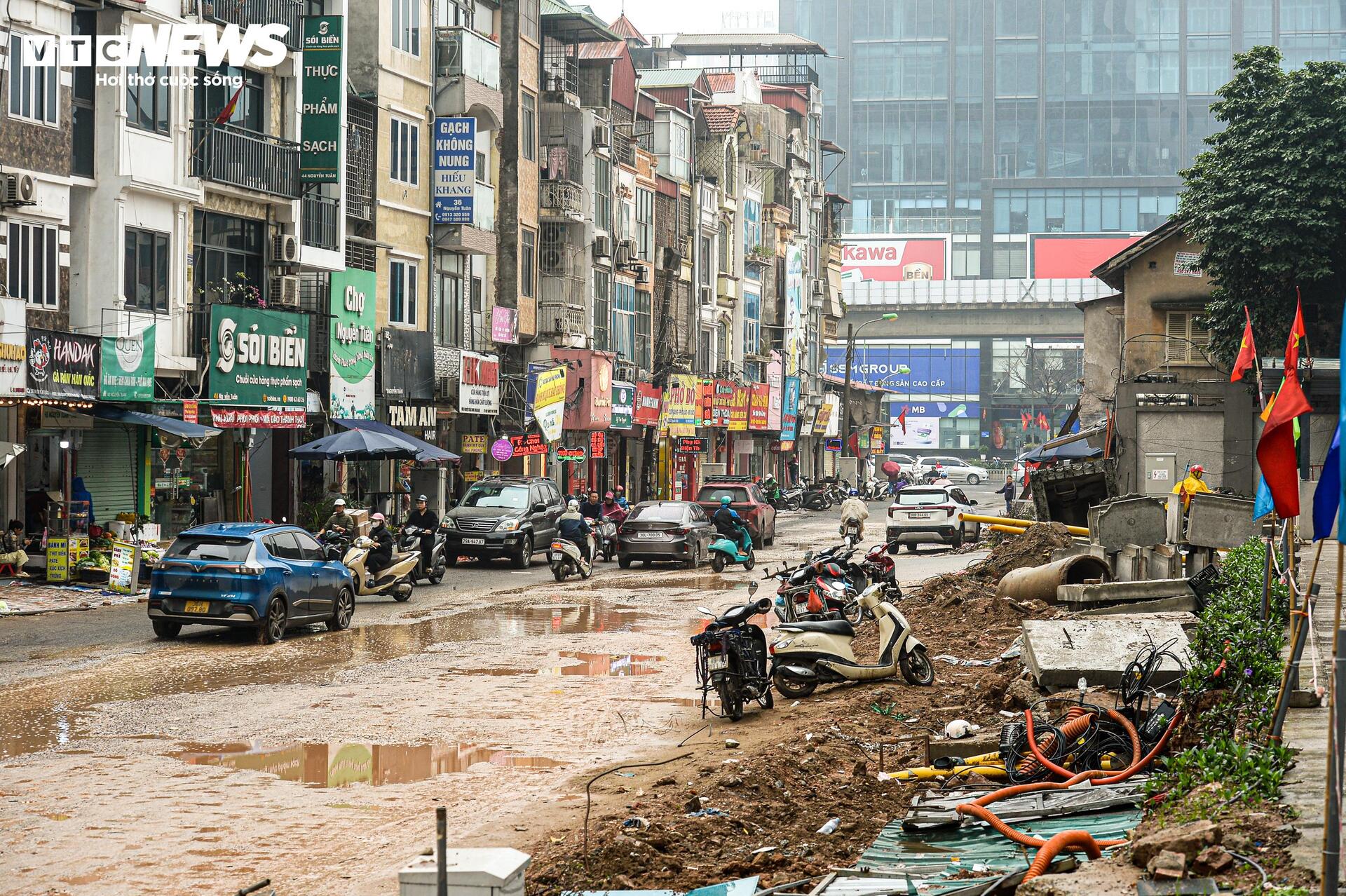 Dự án đường 400 tỷ ở Hà Nội ngổn ngang sau Tết, dân lội bùn, bắc ván vào nhà- Ảnh 1.