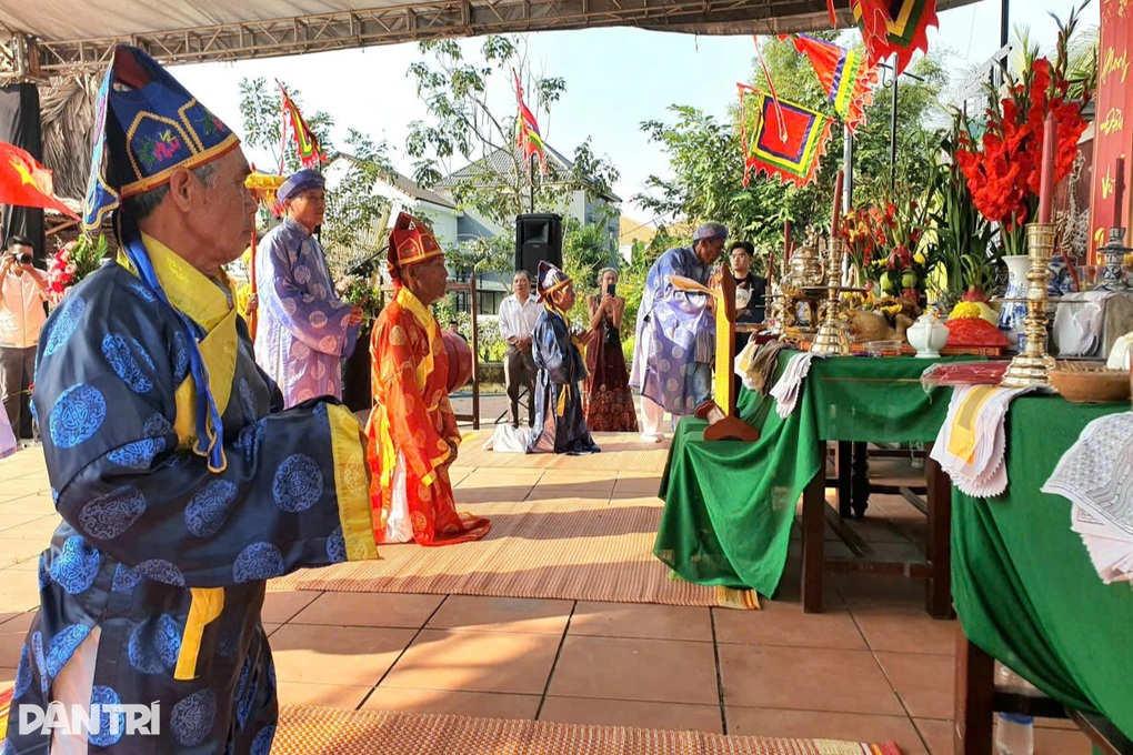 Du khách cuốc đất ở làng du lịch tốt nhất thế giới - 1