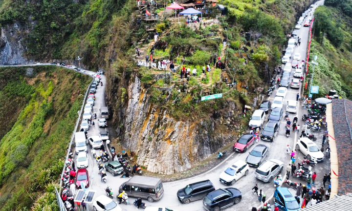 Du khách đổ lên Tuyên Quang, xe nối dài nhích từng mét chiều mùng 4 Tết- Ảnh 1.