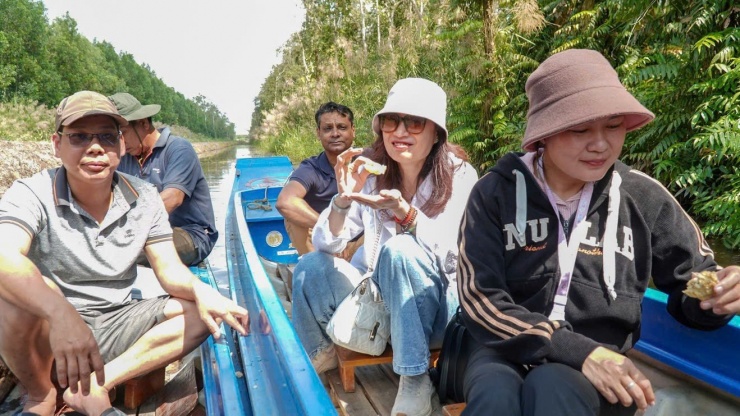 Du khách mê trải nghiệm ăn ong giữa rừng Cà Mau 1 Những ngày Tết Nguyên đán, đông đảo du khách tìm về Khu du lịch sinh thái Sông Trẹm (tỉnh Cà Mau) để tham quan, vui chơi và trải nghiệm đời sống miệt rừng đặc trưng của vùng đất cực Nam Tổ quốc.