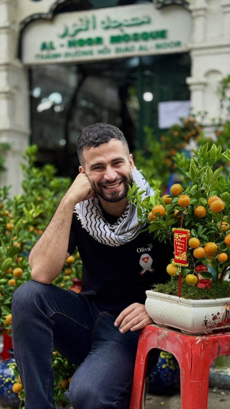 Du khách quốc tế - Saleem ví văn hóa Tết miền Bắc như "rễ cây trong đá", vô cùng sâu sắc, kiên cố và có phần cầu kỳ trong từng chi tiết nhỏ nhất từ cách xưng hô cho đến nghi lễ cúng gia tiên. (Ảnh: FBNV)