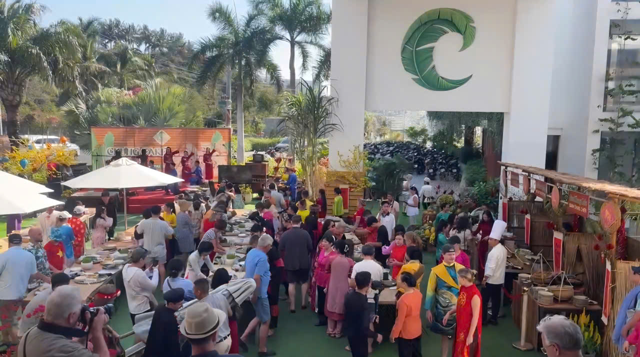 Du khách quốc tế trải nghiệm Tết Việt, gói bánh chưng tại Mũi Né - Ảnh 1.