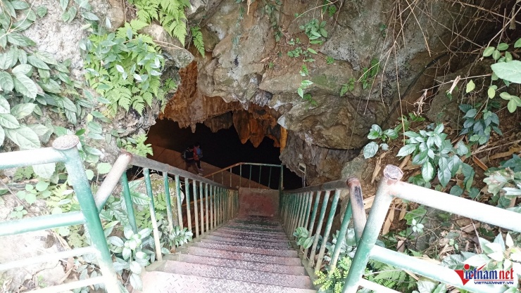 Để xuống động Tiên Cá trong lòng đất, du khách phải vượt qua cây cầu sắt 