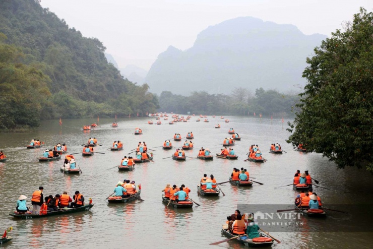 Du lịch Ninh Bình thắng lớn đầu năm 2026, đón hơn 1,3 triệu lượt khách 1 Du khách chọn ngồi thuyền khám phá Tràng An (Ninh Bình) đầu xuân Bính Ngọ 2026. Ảnh: MĐ