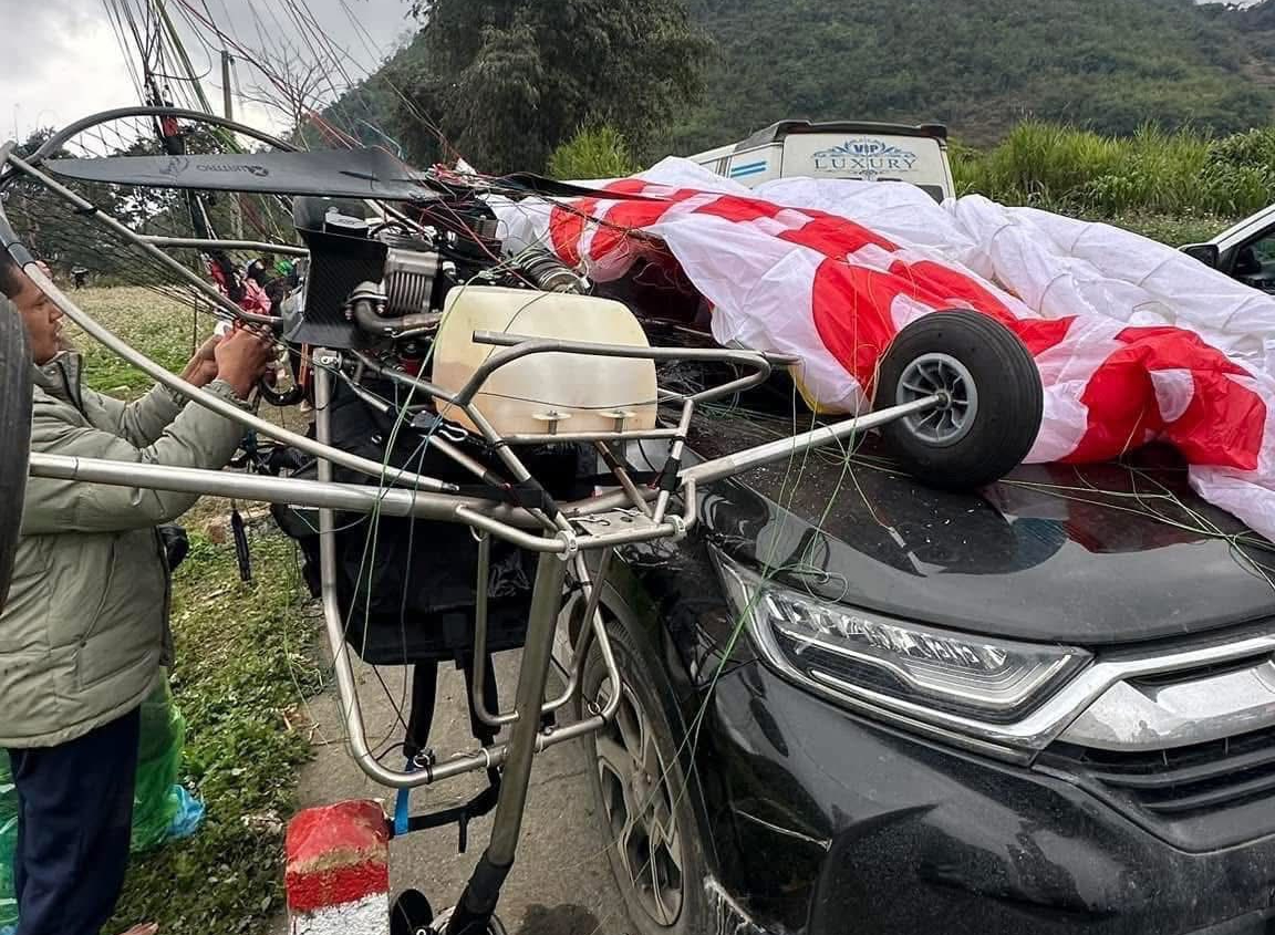 Dù lượn rơi trúng ô tô ở Hà Giang - Ảnh 1.
