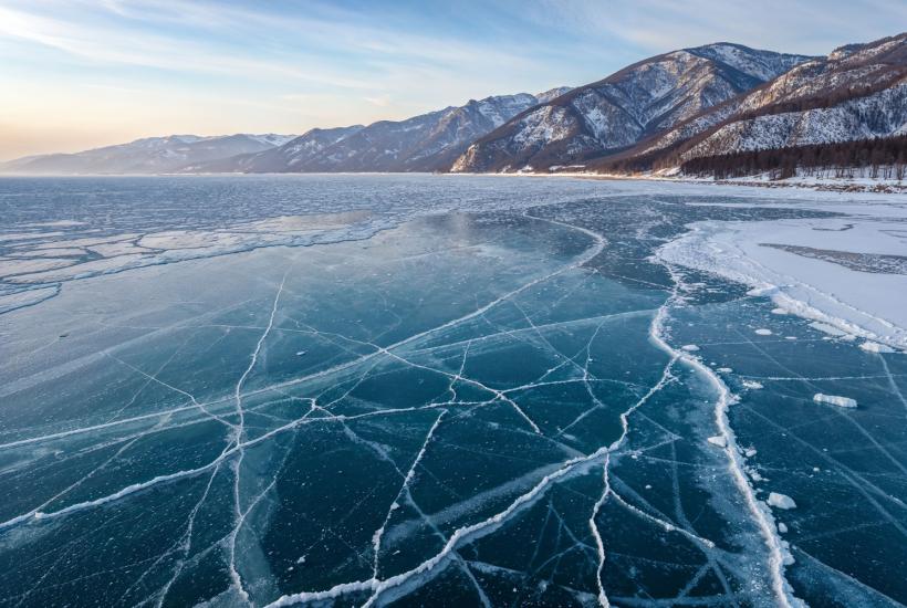 Cháy du thuyền ngoài khơi Singapore, 1 thuyền viên thiệt mạng; xe chở khách Trung Quốc rơi xuống hồ ở Nga - Ảnh 2.