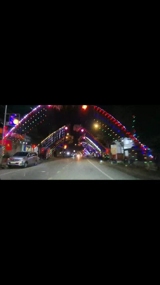 Người dân dân dựng cây nêu, kết đèn nháy ngợp đường phố