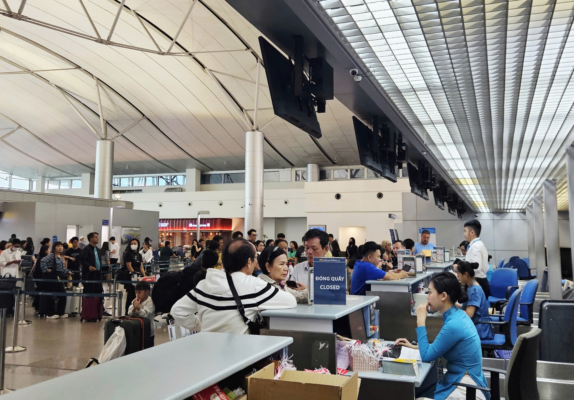 Đừng để trễ chuyến vì nhầm nhà ga Tân Sơn Nhất dịp Tết- Ảnh 1.