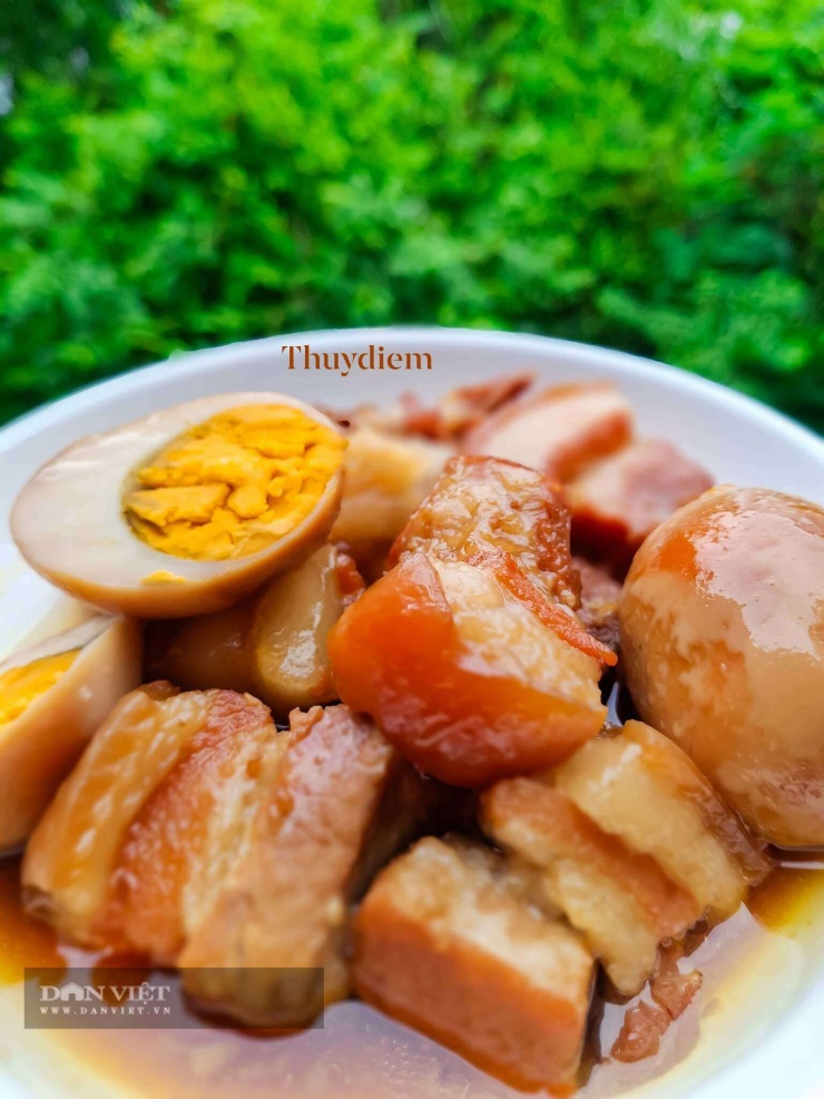 Trong mâm cơm ngày Tết của nhiều gia đình, thịt kho trứng (còn gọi là thịt kho tàu) luôn giữ một vị trí đặc biệt.