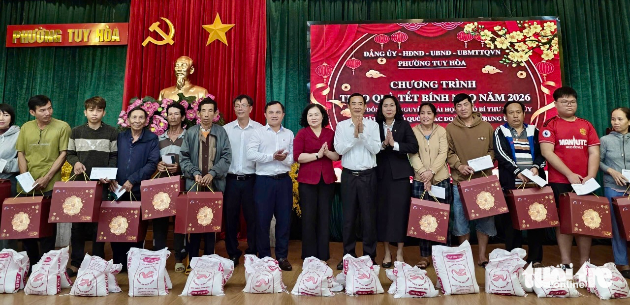 Được lãnh đạo trao quà Tết, dân vùng lũ và công nhân môi trường ấm lòng - Ảnh 1.