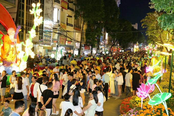 Được - mất của du lịch Việt qua 9 ngày nghỉ Tết 1 Người dân, du khách tham quan đường hoa nghệ thuật tại Cần Thơ dịp Tết Nguyên đán 2026. Ảnh: Đoàn Huy Phong