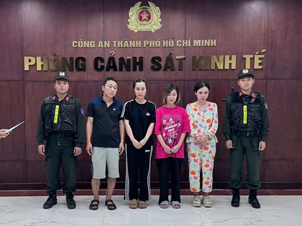 Đường dây bán hơn 10.000 chai nước hoa giả Chanel, Versace ở TPHCM - 1