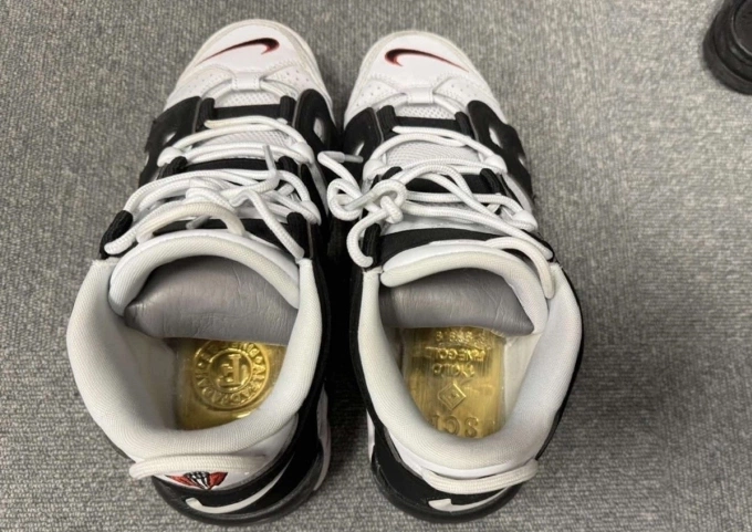 Thủ đoạn giấu vàng trong giày từng được áp dụng trong một số vụ buôn lậu khác. Ảnh: Linh Đan