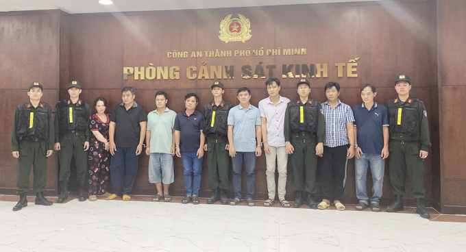 Những nghi can trong đường dây làm xăng giả bị bắt. Ảnh: Công an TP HCM