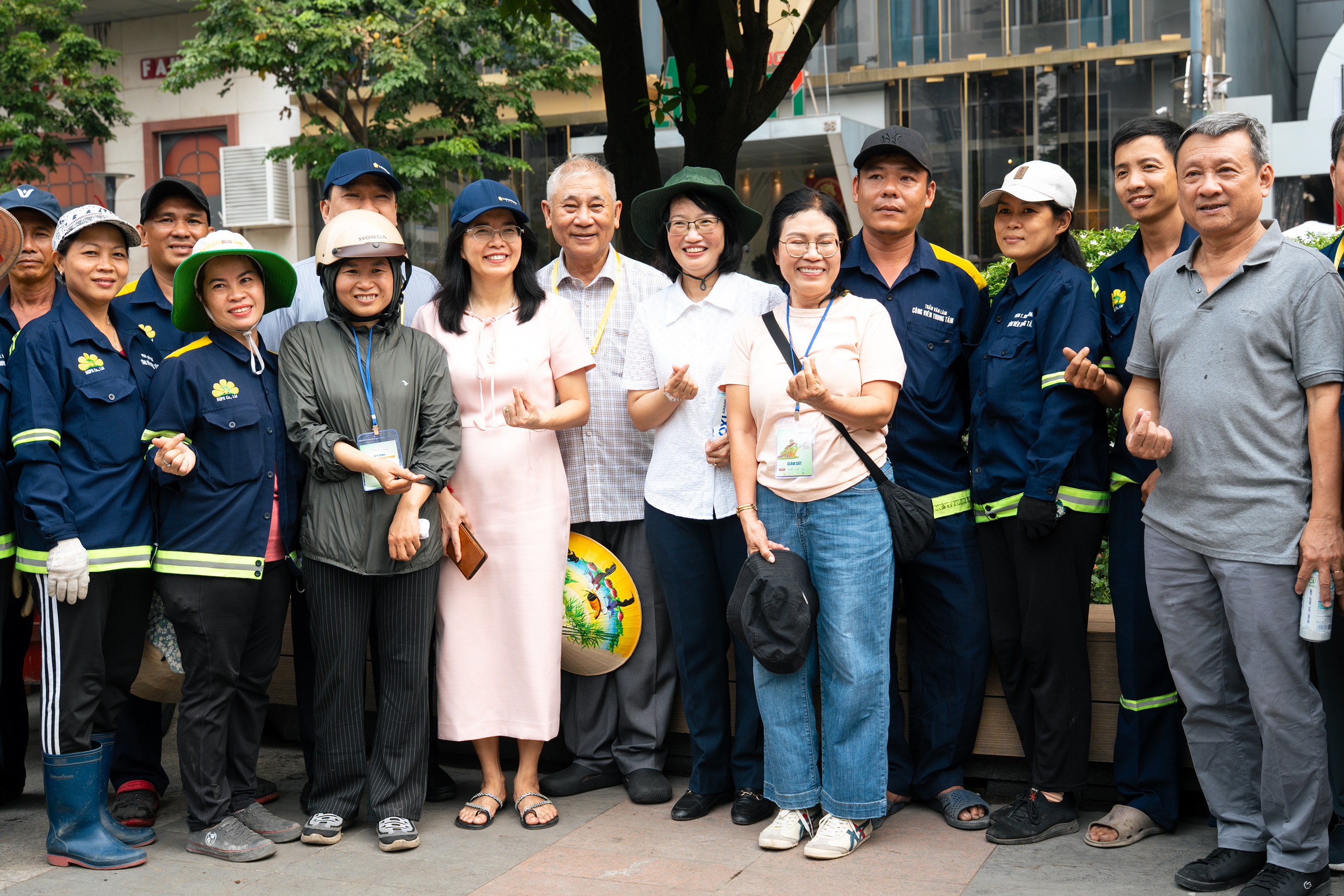 Đường hoa Nguyễn Huệ trước giờ khai mạc 1 đường hoa Nguyễn Huệ - Ảnh 1.