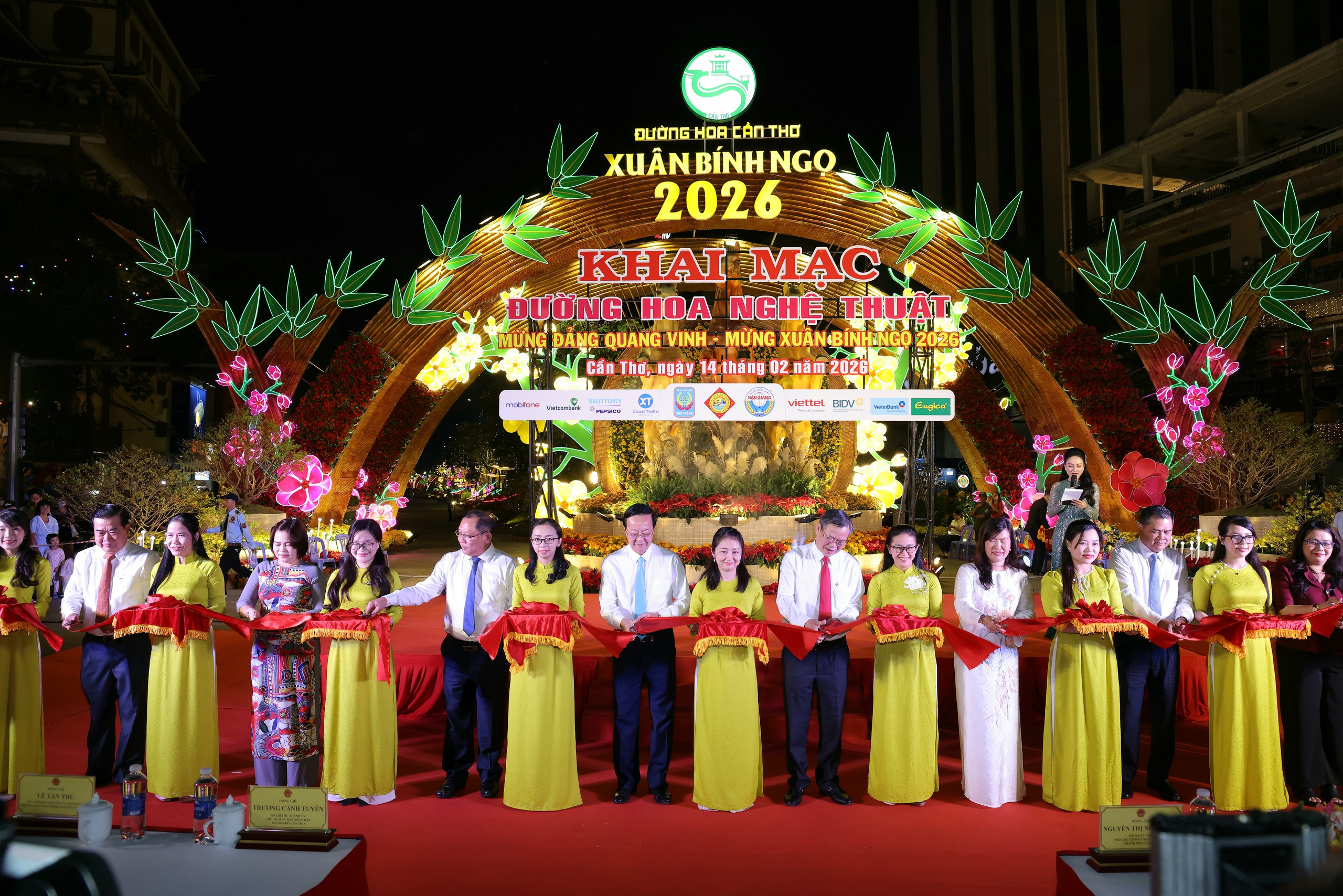 Cần Thơ: Đường hoa nghệ thuật dài hơn 300m mở cửa đón khách- Ảnh 1.