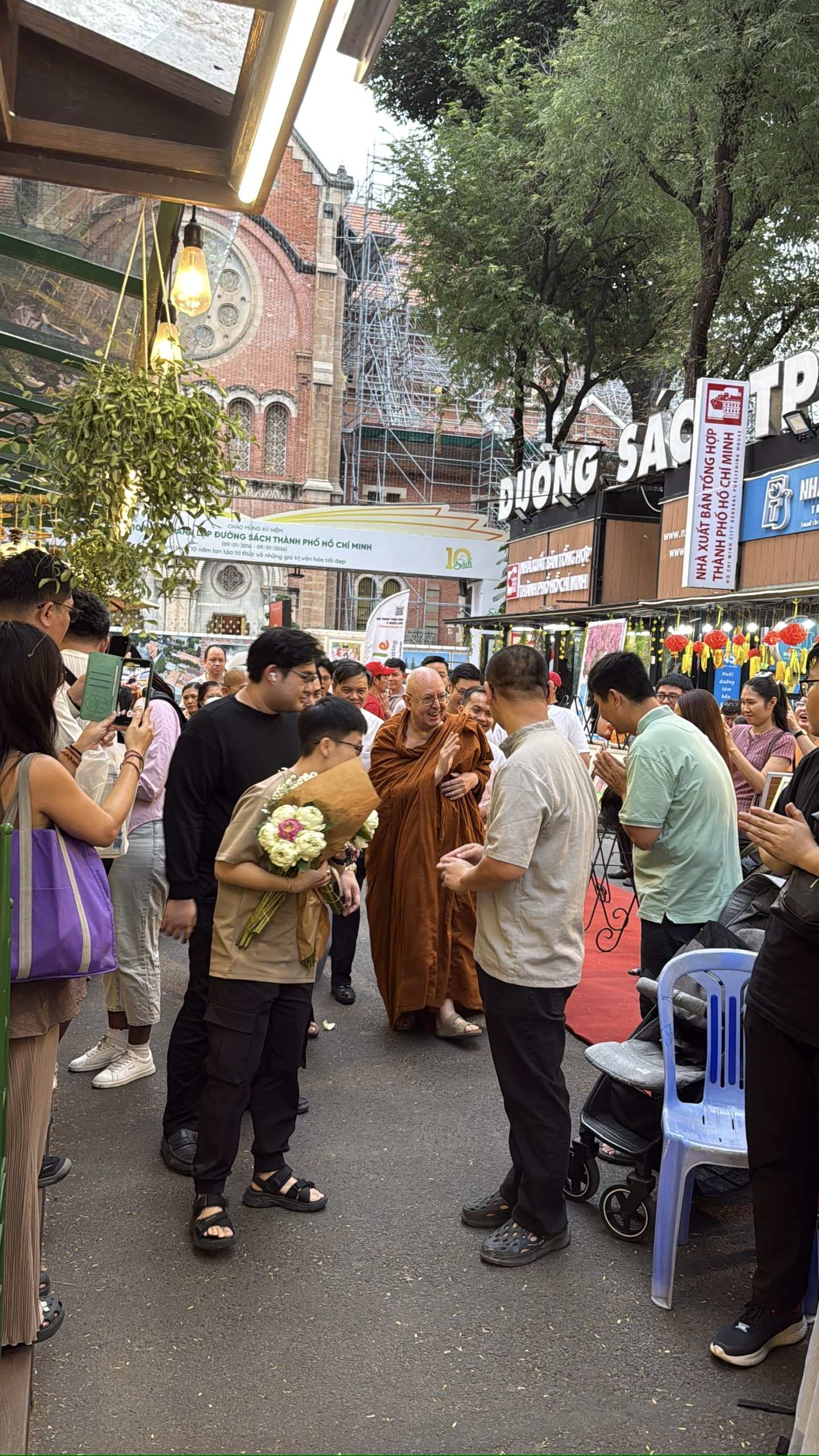 Đường sách TP.HCM nồng hậu đón thiền sư Ajahn Brahm - tác giả 'Mở cửa trái tim'- Ảnh 1.