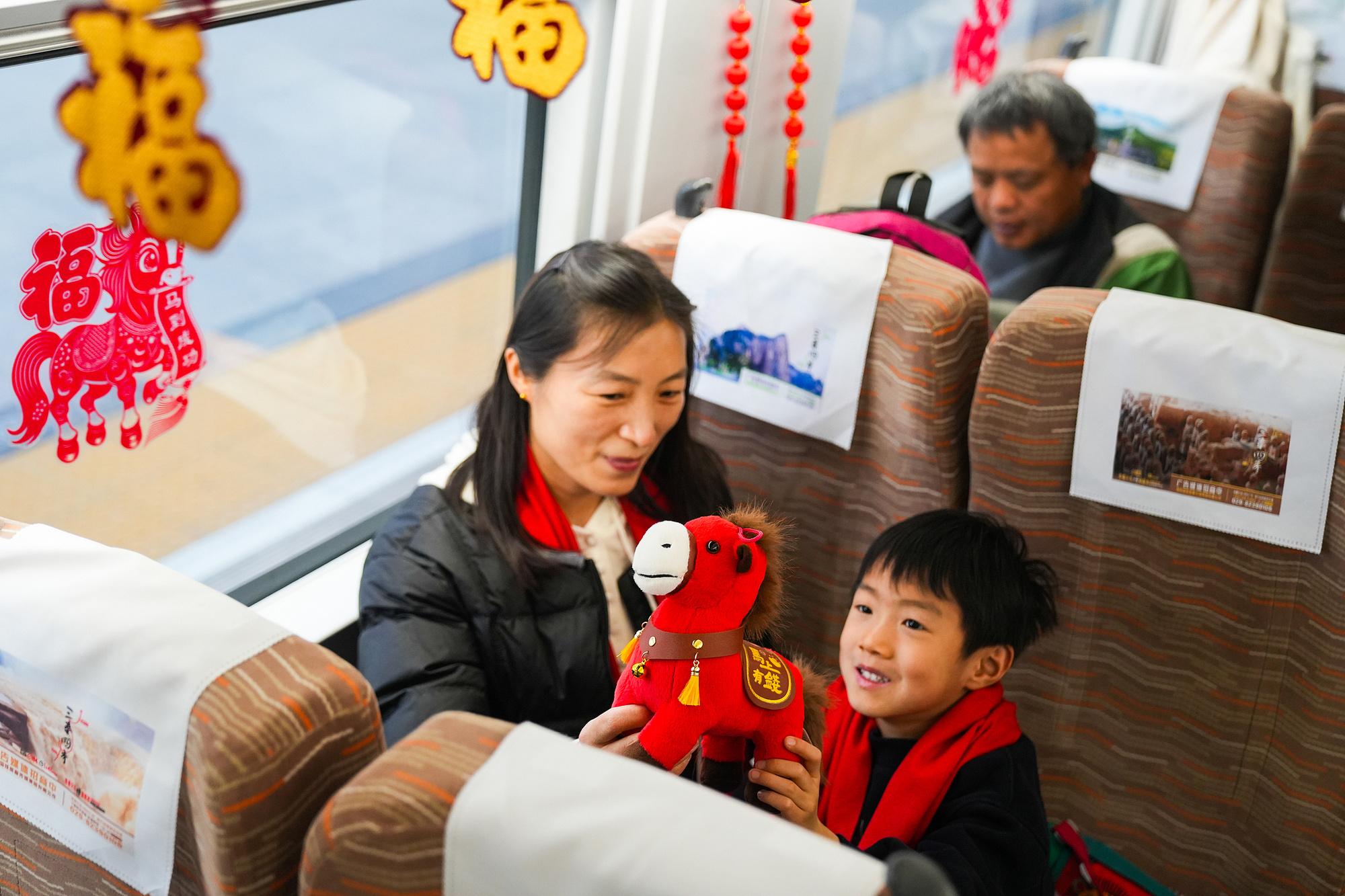 Đường về quê bằng mấy tháng lương, nhiều gia đình tiết kiệm bằng cách 