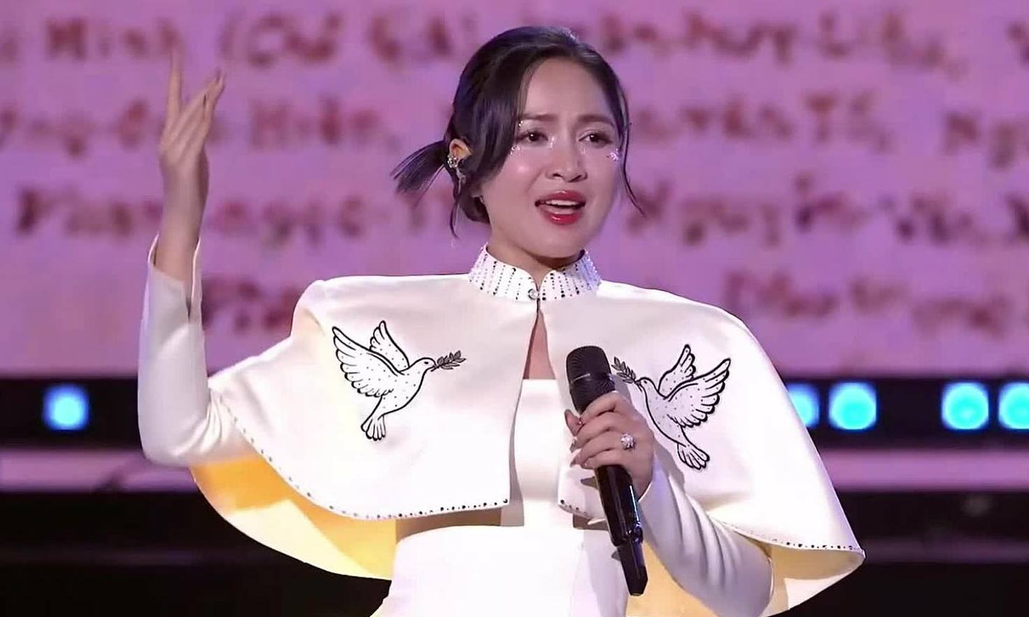 Duyên Quỳnh hát 'Viết tiếp câu chuyện hòa bình'