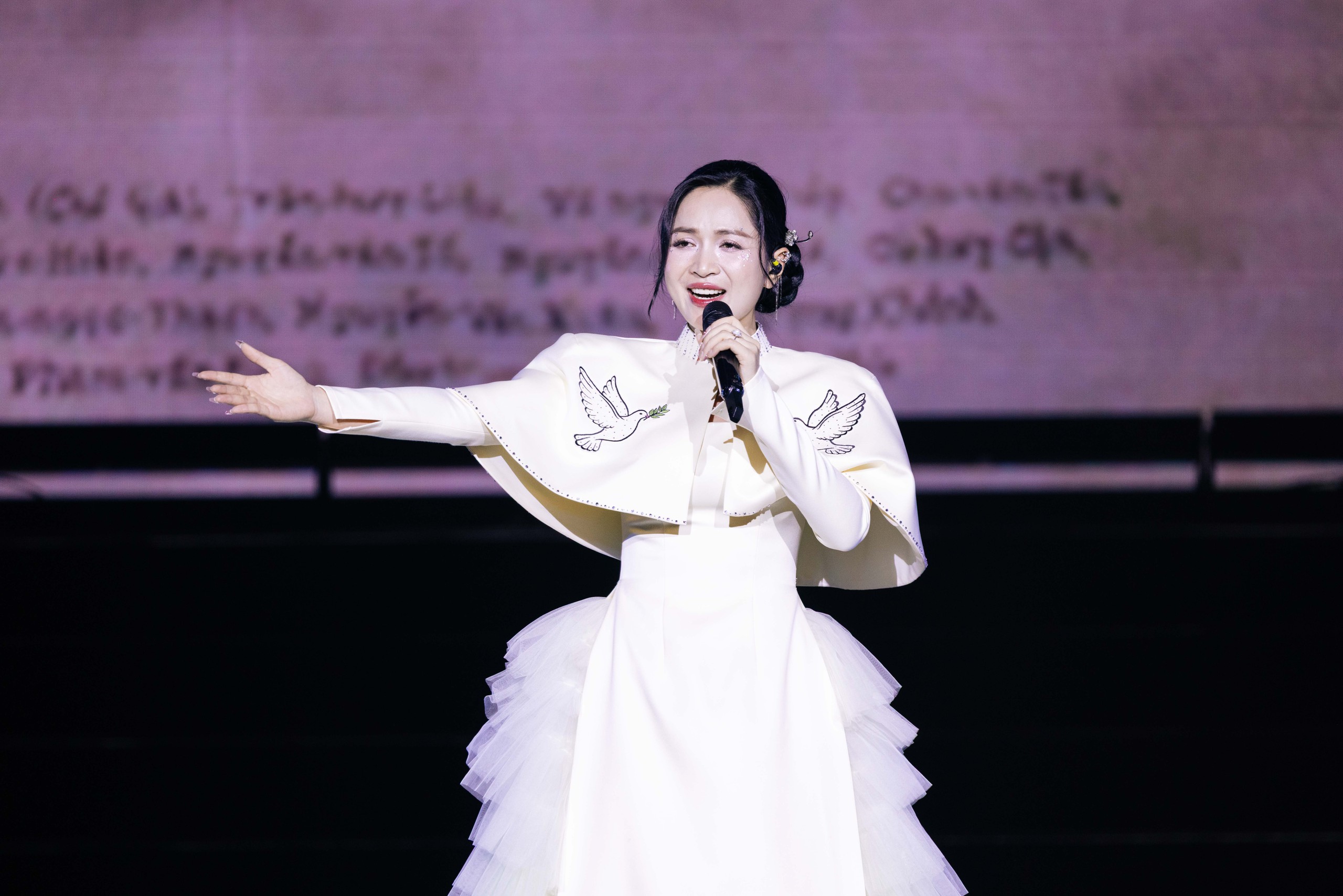 Duyên Quỳnh xin lỗi sau vụ lộ hát nhép 'Viết tiếp câu chuyện hòa bình'- Ảnh 1. Duyên Quỳnh xin lỗi sau vụ lộ hát nhép 'Viết tiếp câu chuyện hòa bình'- Ảnh 1.