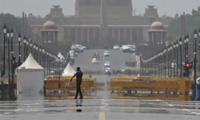 Ảo ảnh xuất hiện trên Đường Kartavya tại New Delhi, Ấn Độ, do nắng nóng dữ dội tháng 4/2023. Ảnh: Hindustan Times