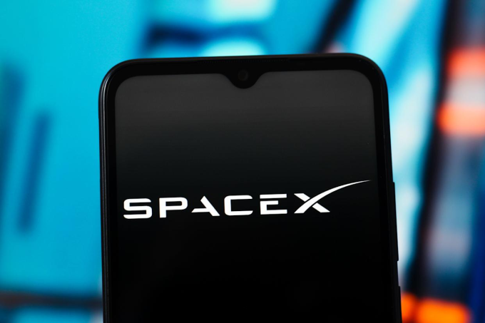 Logo SpaceX hiển thị trên một chiếc smartphone. Ảnh: Engadget