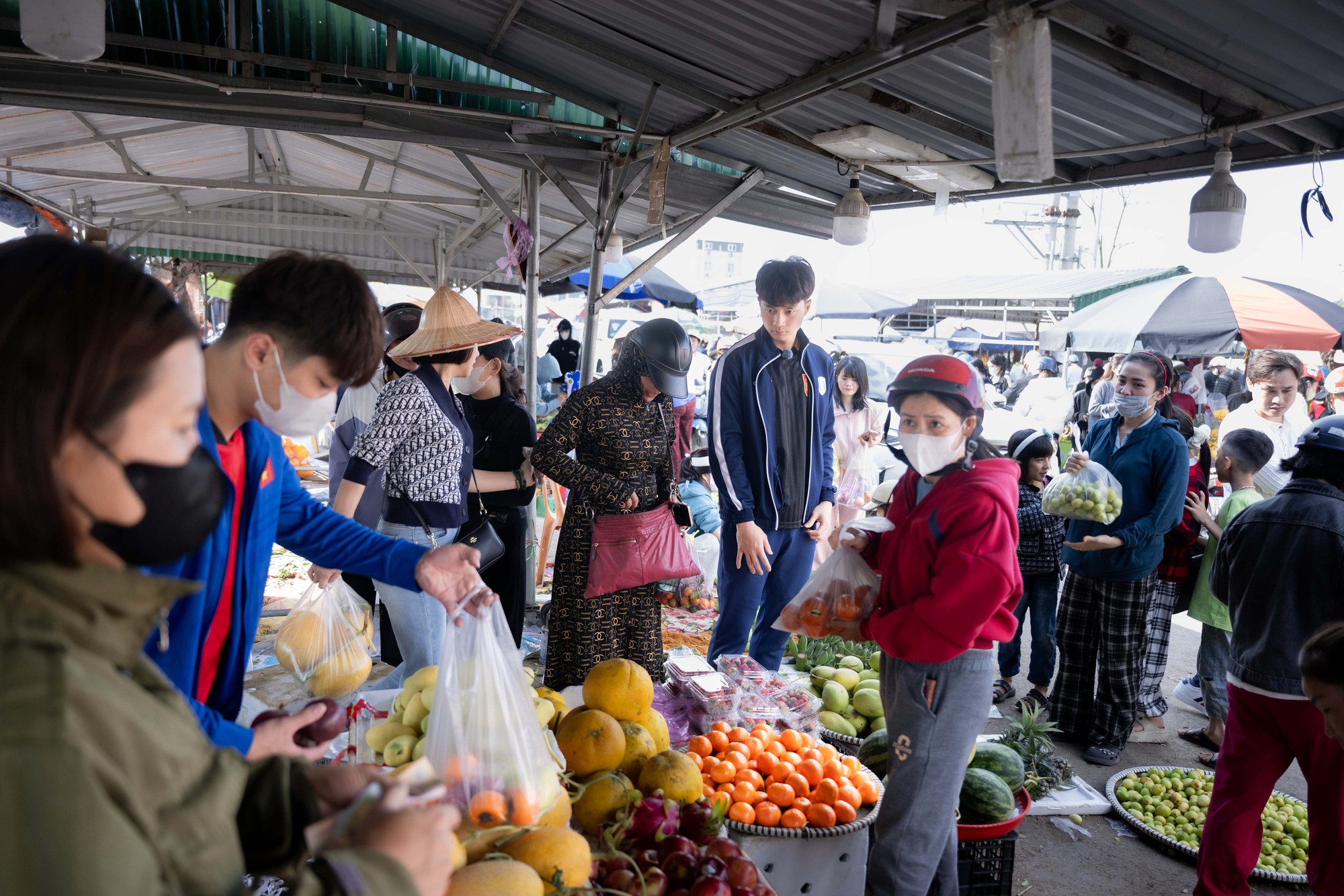 Góc chợ Tết Nghệ An xôn xao Cao Văn Bình phụ mẹ bán hoa quả: 