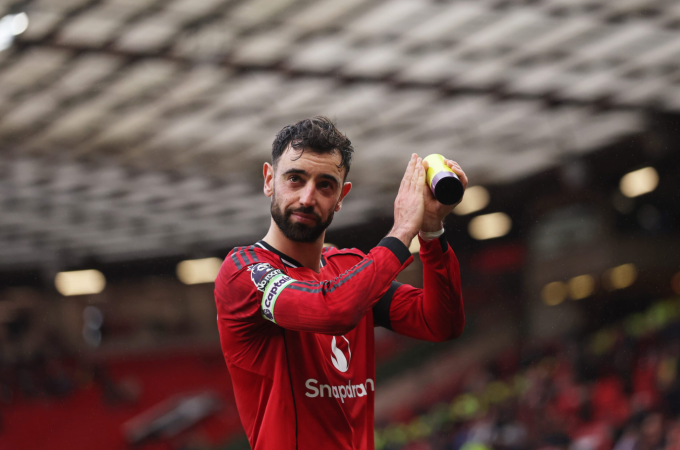 Bruno Fernandes nhận danh hiệu cầu thủ hay nhất trận Man Utd thắng Tottenham 2-0 ở vòng 25 Ngoại hạng Anh trên sân Old Trafford, Manchester, Anh ngày 7/2/2026. Ảnh: Man Utd