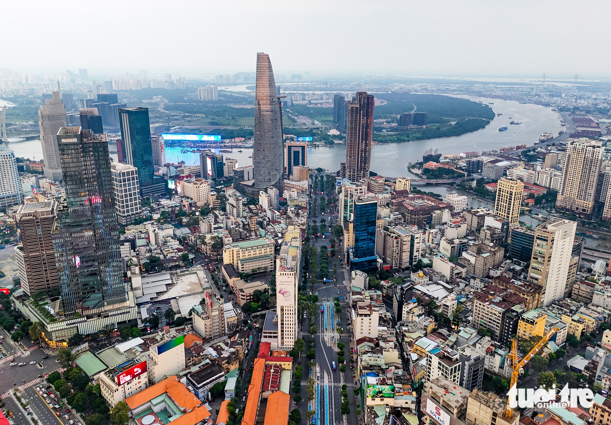 Flycam hướng tuyến đường sắt Bến Thành - Thủ Thiêm, vượt sông Sài Gòn, chạy dọc đường Mai Chí Thọ - Ảnh 1.