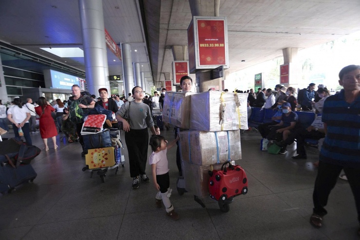 Theo ghi nhận của PV Tiền Phong trong ngày 11/2 (24 tháng Chạp), không khí tại khu vực ga quốc tế sân bay Tân Sơn Nhất - TPHCM) luôn trong tình trạng kín người. Từ sáng sớm đến tối muộn, rất đông người tới sân bay chờ đón người thân từ nước ngoài trở về đón Tết sau thời gian dài xa cách.