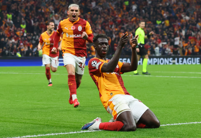 Davinson Sanchez trượt cỏ mừng bàn trong trận Galatarasay thắng Juventus 5-2 ở lượt đi play-off Champions League trên sân Nef, Istanbul, Thổ Nhĩ Kỳ ngày 17/2/2026. Ảnh: Reuters