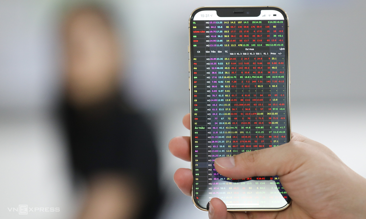 Gan 300 co phieu giam diem