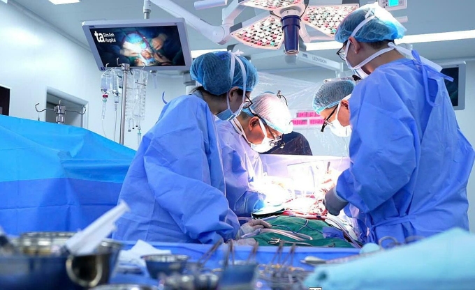 Êkíp phẫu thuật chuyển vị các tĩnh mạch phổi, nhằm tái lập dòng hồi lưu sinh lý cho người bệnh. Ảnh: Bệnh viện Đa khoa Tâm Anh