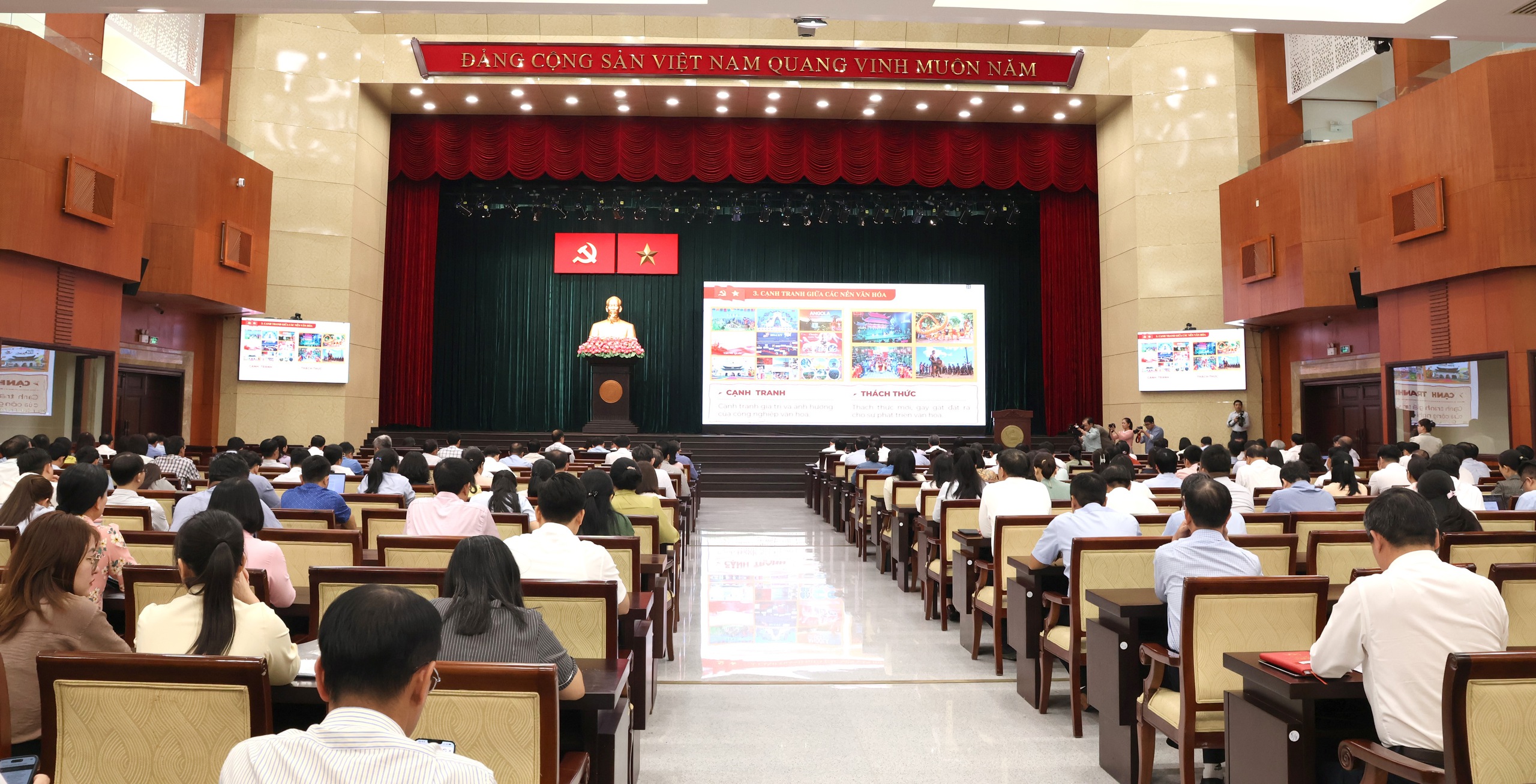 Gần 90.000 cán bộ, đảng viên dự hội nghị toàn quốc quán triệt Nghị quyết 79, Nghị quyết 80 1 TPHCM: Gần 90.000 cán bộ, đảng viên dự hội nghị toàn quốc quán triệt Nghị quyết 79 và Nghị quyết 80 - Ảnh 1.