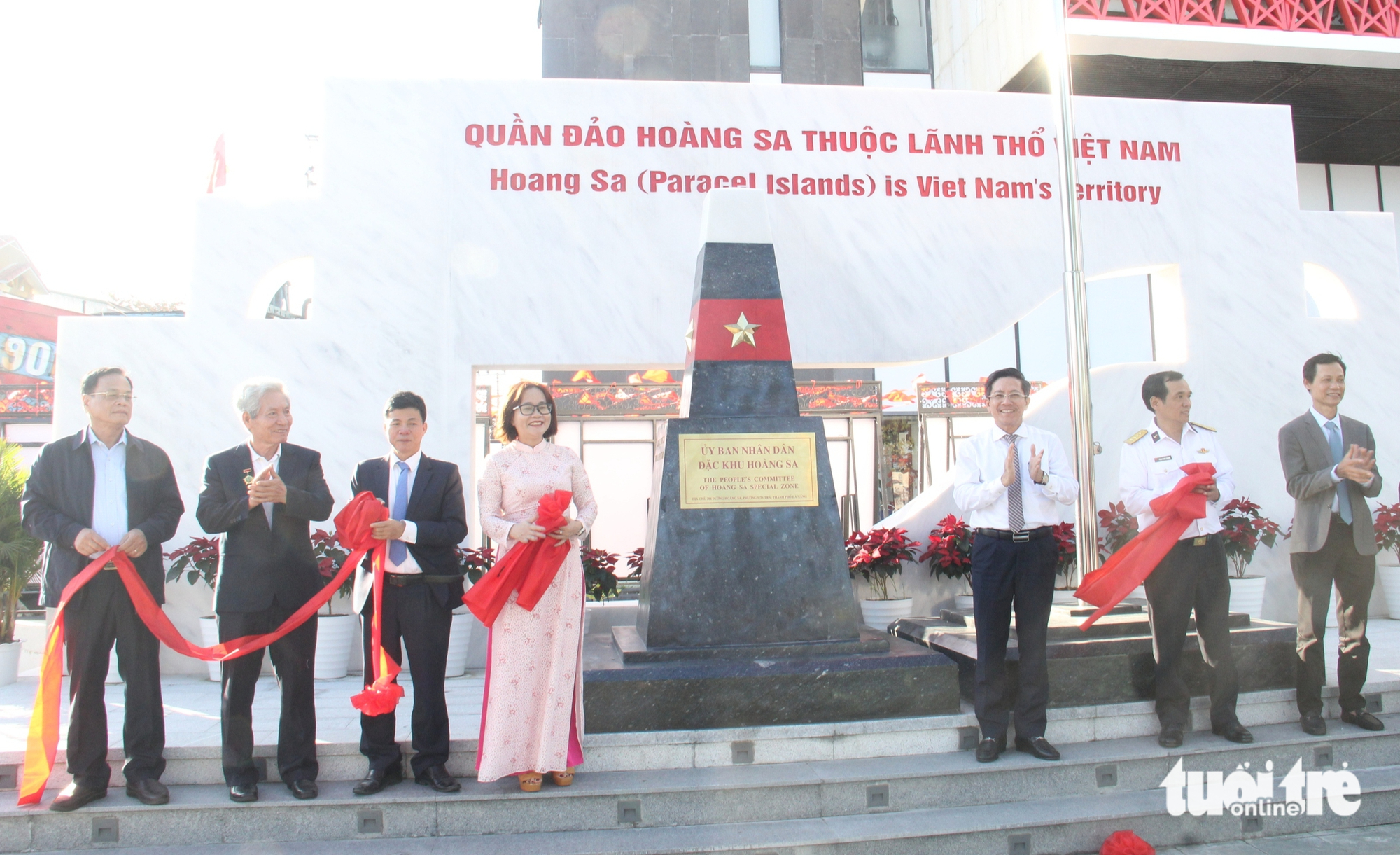 Gắn biển tên UBND đặc khu Hoàng Sa với mô hình bia chủ quyền - Ảnh 1.