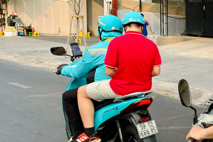 Gắn điện thoại xem Google Maps khi lái xe có bị phạt?- Ảnh 1.