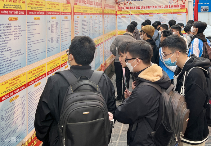 Lao động trẻ tìm hiểu thông tin tuyển dụng tại ngày hội việc làm ở Trung tâm Dịch vụ việc làm Hà Nội. Ảnh: Hồng Chiêu